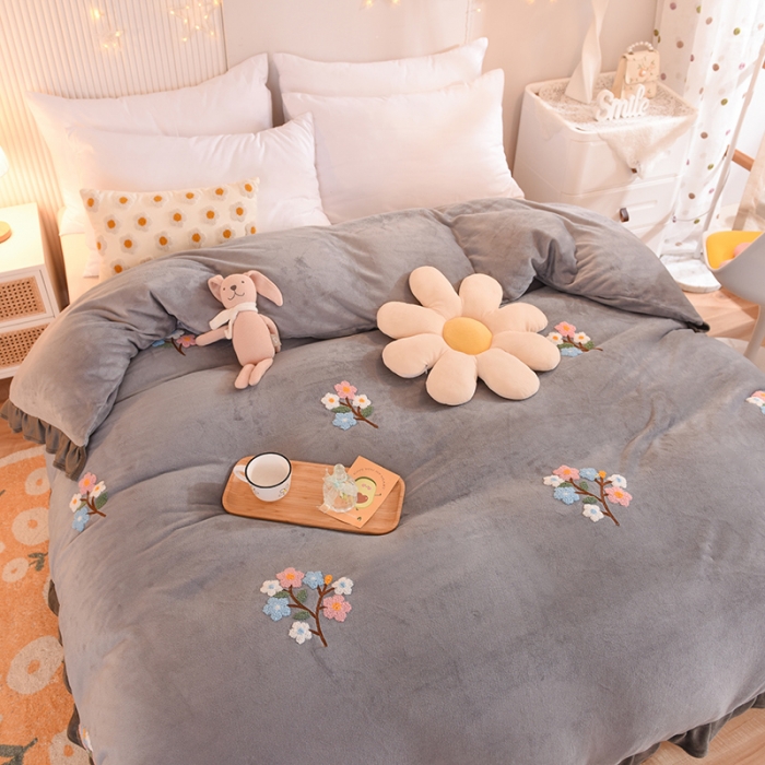 91家纺网 家纺一手货源 找家纺 甜之梦 2025新款毛巾绣牛奶绒被套 满天星浅灰