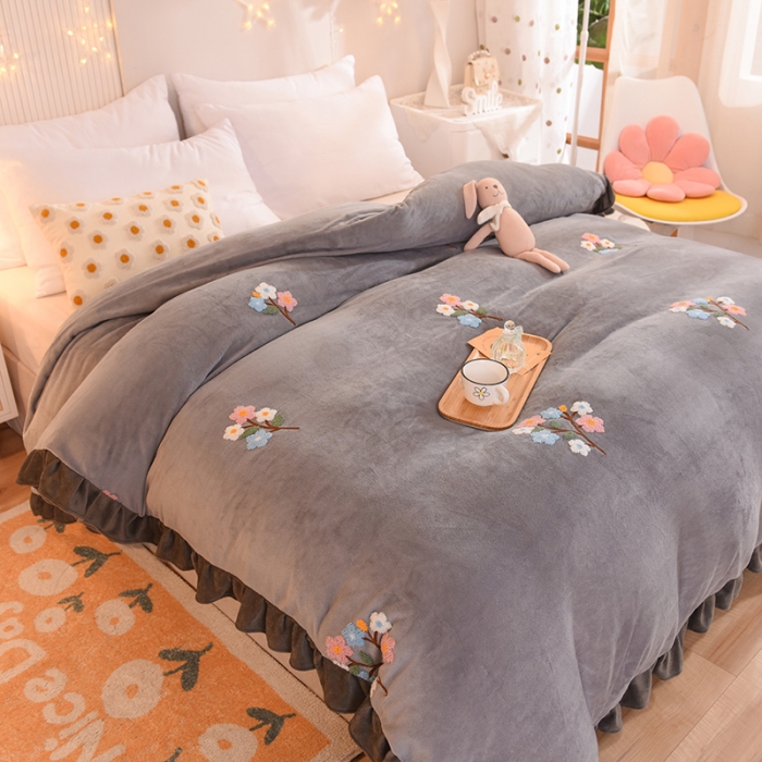 91家纺网 家纺一手货源 找家纺 甜之梦 2025新款毛巾绣牛奶绒被套 满天星浅灰