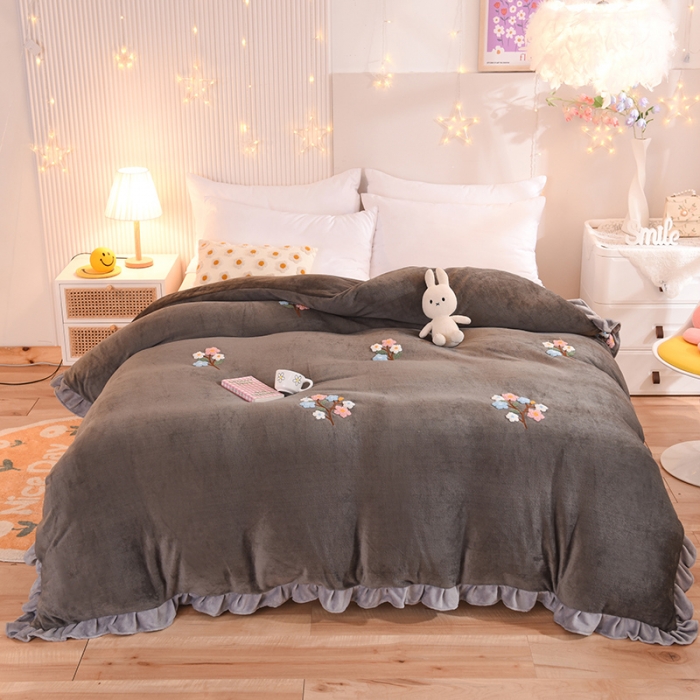 91家纺网 家纺一手货源 找家纺 甜之梦 2025新款毛巾绣牛奶绒被套 满天星深灰