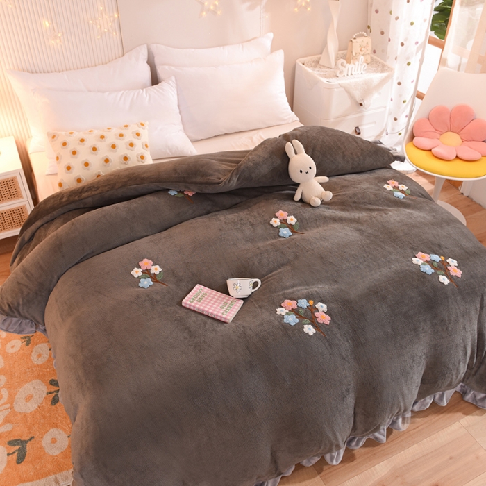 91家纺网 家纺一手货源 找家纺 甜之梦 2025新款毛巾绣牛奶绒被套 满天星深灰