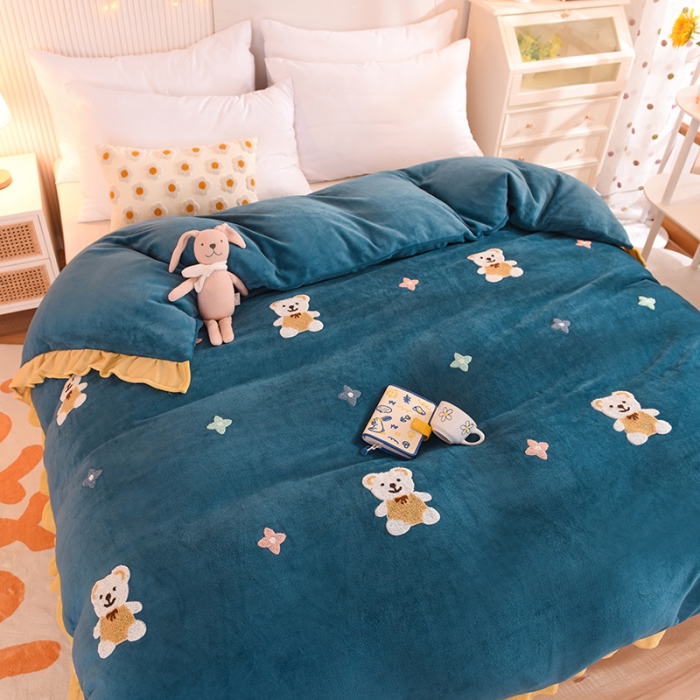 91家纺网 家纺一手货源 找家纺 甜之梦 2025新款毛巾绣牛奶绒被套 小熊宝可梦宝石蓝