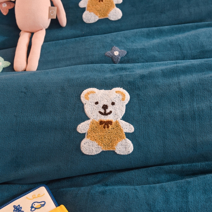 91家纺网 家纺一手货源 找家纺 甜之梦 2025新款毛巾绣牛奶绒被套 小熊宝可梦宝石蓝