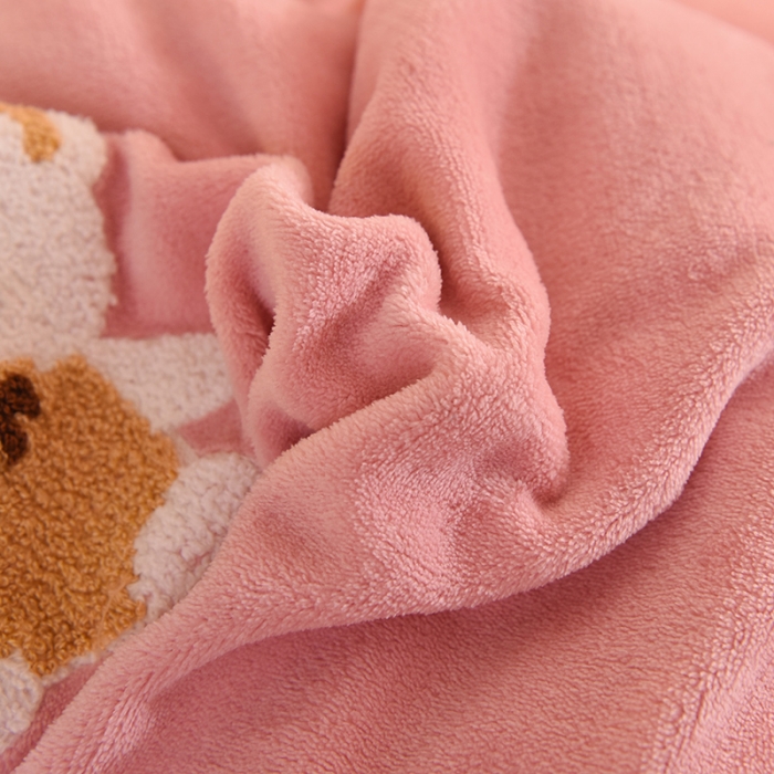 91家纺网 家纺一手货源 找家纺 甜之梦 2025新款毛巾绣牛奶绒被套 小熊宝可梦淡粉