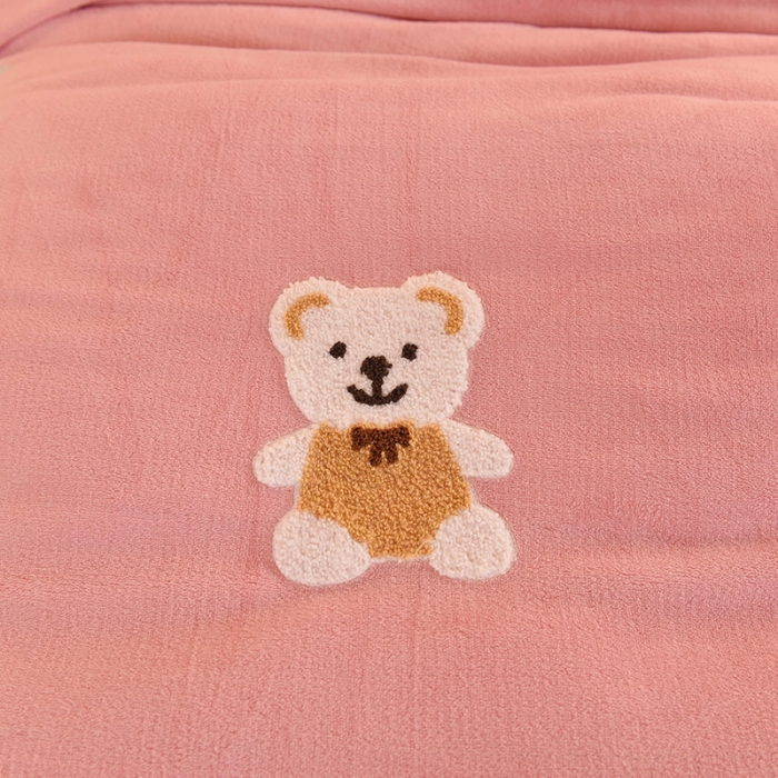 91家纺网 家纺一手货源 找家纺 甜之梦 2025新款毛巾绣牛奶绒被套 小熊宝可梦淡粉