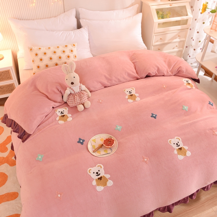 91家纺网 家纺一手货源 找家纺 甜之梦 2025新款毛巾绣牛奶绒被套 小熊宝可梦淡粉