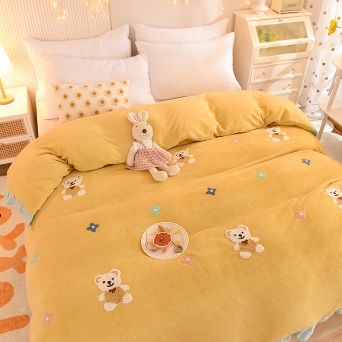 91家纺网 家纺一手货源 找家纺 甜之梦 2025新款毛巾绣牛奶绒被套 小熊宝可梦嫩黄