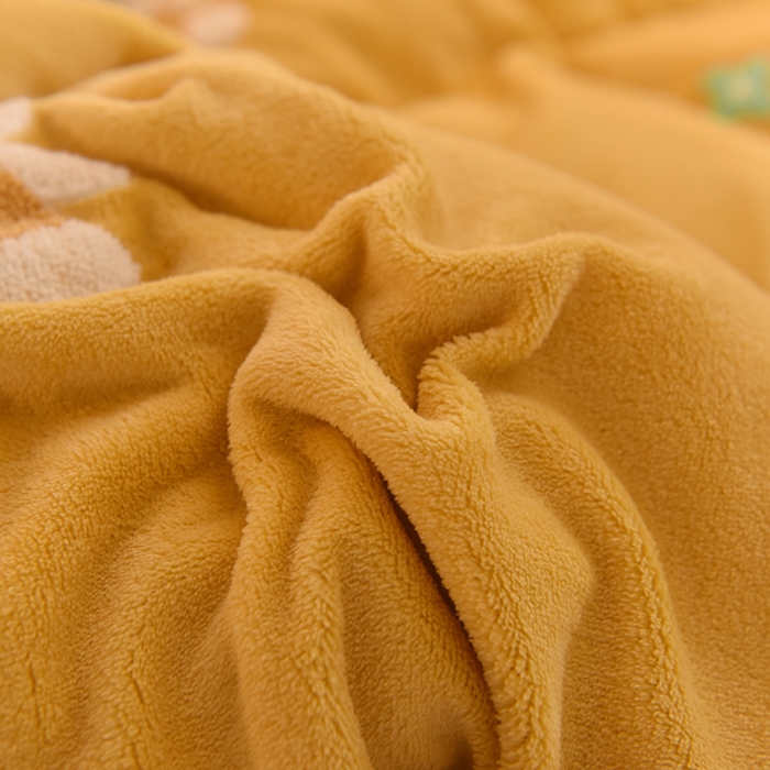 91家纺网 家纺一手货源 找家纺 甜之梦 2025新款毛巾绣牛奶绒被套 小熊宝可梦嫩黄