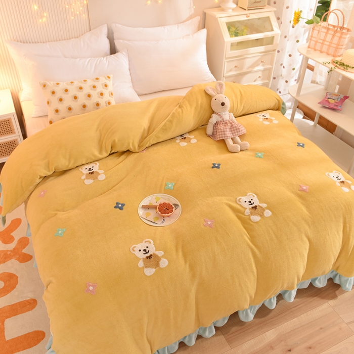 91家纺网 家纺一手货源 找家纺 甜之梦 2025新款毛巾绣牛奶绒被套 小熊宝可梦嫩黄