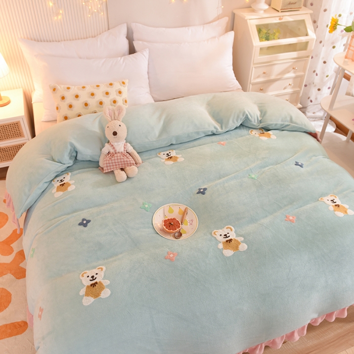 91家纺网 家纺一手货源 找家纺 甜之梦 2025新款毛巾绣牛奶绒被套 小熊宝可梦嫩绿