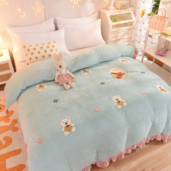 91家纺网 家纺一手货源 找家纺 甜之梦 2025新款毛巾绣牛奶绒被套 小熊宝可梦嫩绿