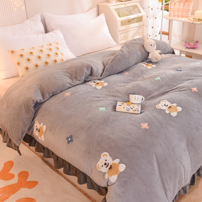 91家纺网 家纺一手货源 找家纺 甜之梦 2025新款毛巾绣牛奶绒被套 小熊宝可梦浅灰