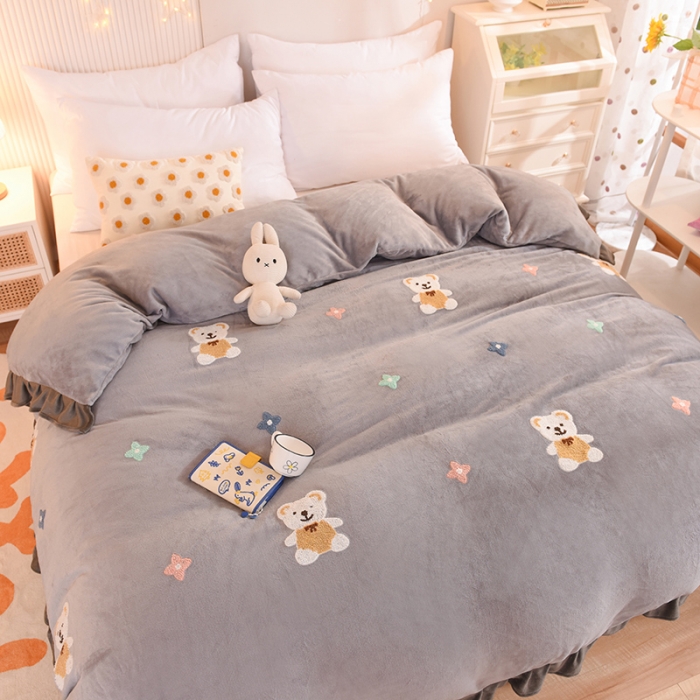 91家纺网 家纺一手货源 找家纺 甜之梦 2025新款毛巾绣牛奶绒被套 小熊宝可梦浅灰