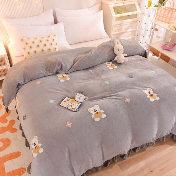 91家纺网 家纺一手货源 找家纺 甜之梦 2025新款毛巾绣牛奶绒被套 小熊宝可梦浅灰