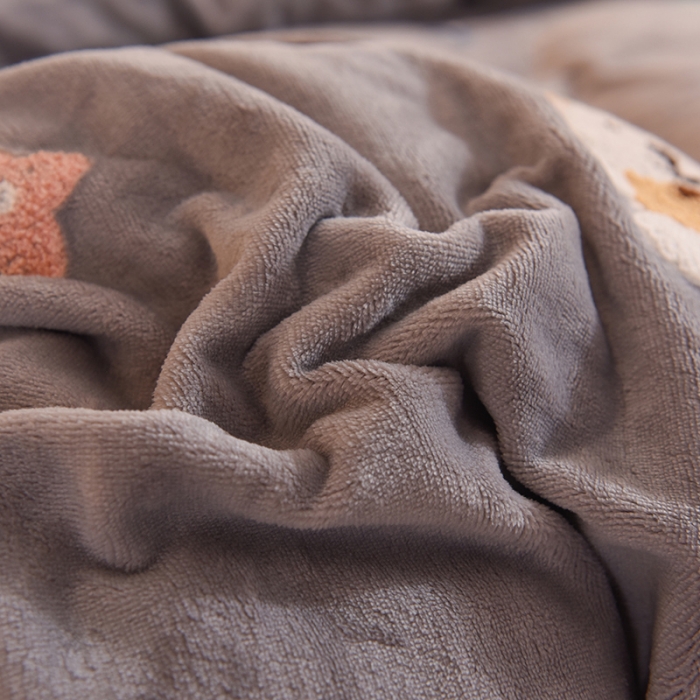 91家纺网 家纺一手货源 找家纺 甜之梦 2025新款毛巾绣牛奶绒被套 小熊宝可梦浅灰