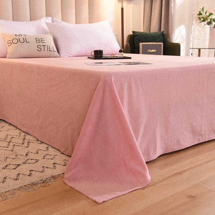 91家纺网 家纺一手货源 找家纺 甜之梦 2025新款毛巾绣牛奶绒床单 小熊宝可梦淡粉