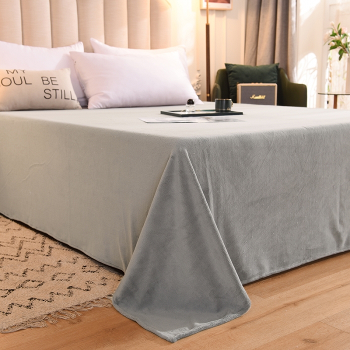 91家纺网 家纺一手货源 找家纺 甜之梦 2025新款毛巾绣牛奶绒床单 小熊宝可梦浅灰