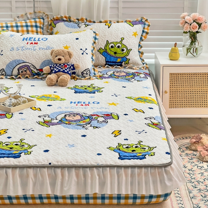 91家纺网 家纺一手货源 找家纺 （总）金丝鸟 2022新款迪士尼系列夹棉绗缝牛奶绒花边床笠