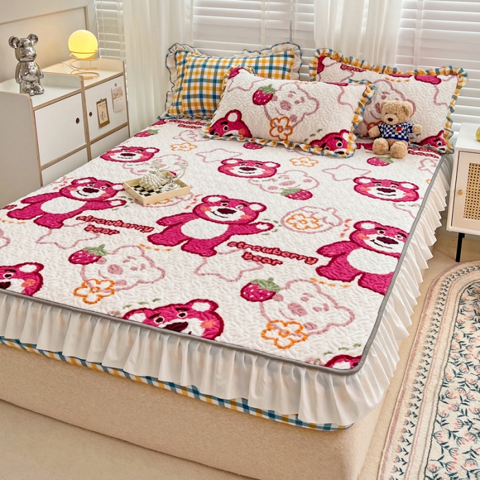 91家纺网 家纺一手货源 找家纺 金丝鸟 2022新款迪士尼系列夹棉绗缝牛奶绒花边床笠 草莓熊