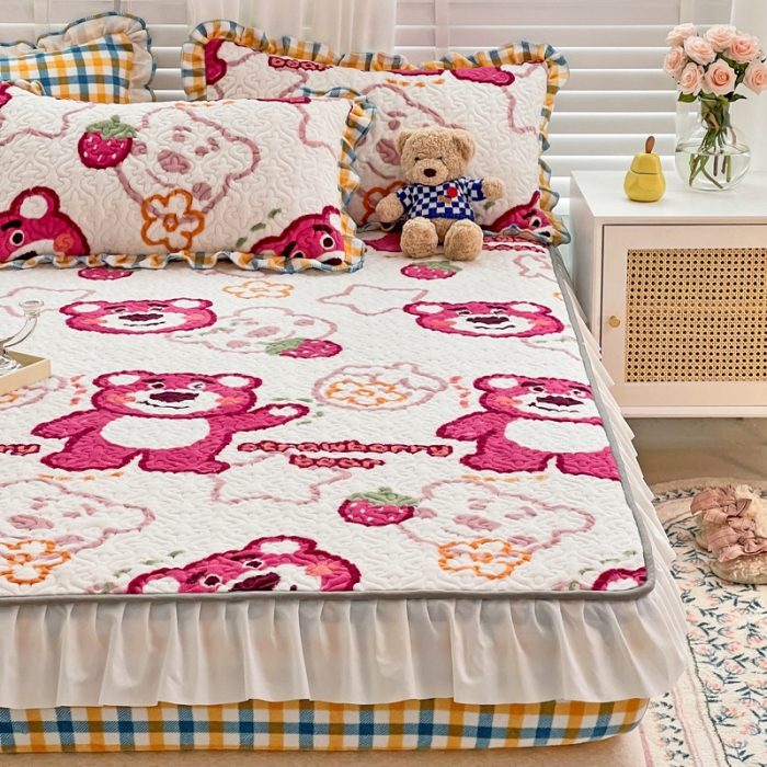 91家纺网 家纺一手货源 找家纺 金丝鸟 2022新款迪士尼系列夹棉绗缝牛奶绒花边床笠 草莓熊