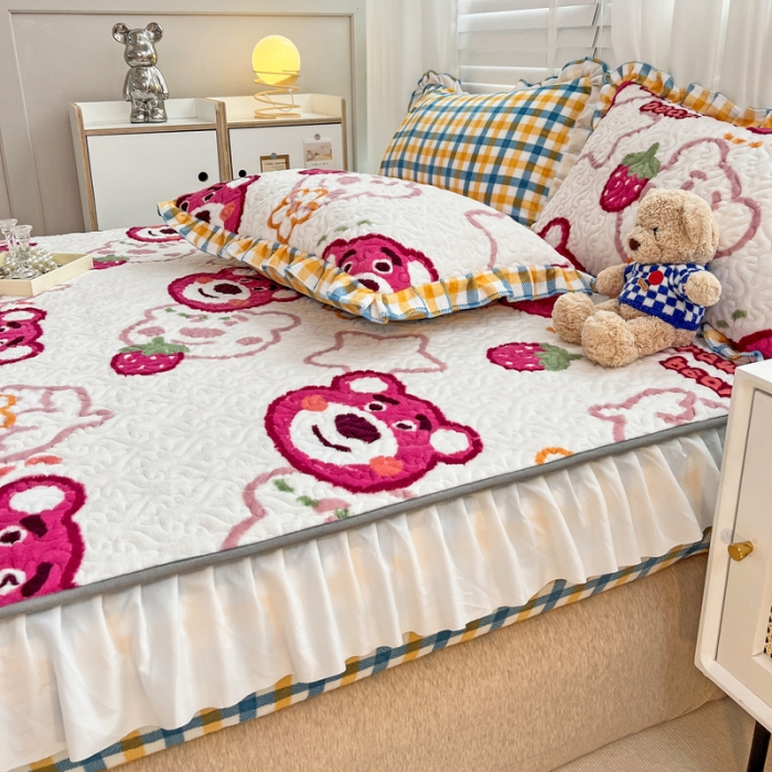 91家纺网 家纺一手货源 找家纺 金丝鸟 2022新款迪士尼系列夹棉绗缝牛奶绒花边床笠 草莓熊