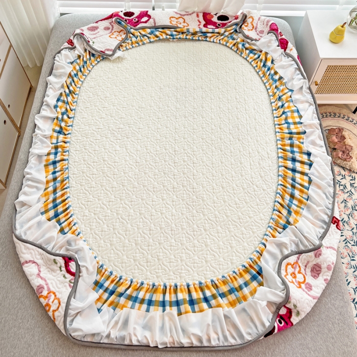 91家纺网 家纺一手货源 找家纺 金丝鸟 2022新款迪士尼系列夹棉绗缝牛奶绒花边床笠 草莓熊