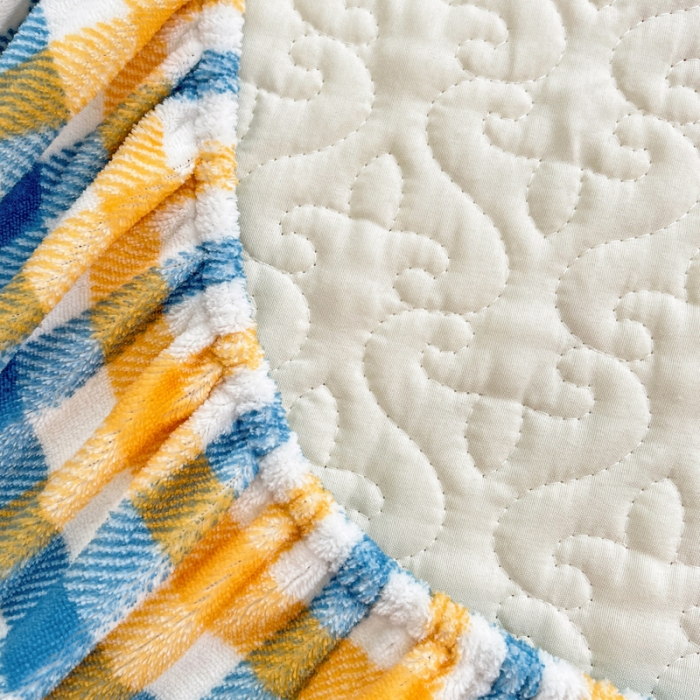 91家纺网 家纺一手货源 找家纺 金丝鸟 2022新款迪士尼系列夹棉绗缝牛奶绒花边床笠 草莓熊