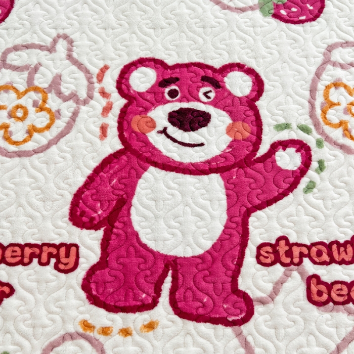 91家纺网 家纺一手货源 找家纺 金丝鸟 2022新款迪士尼系列夹棉绗缝牛奶绒花边床笠 草莓熊