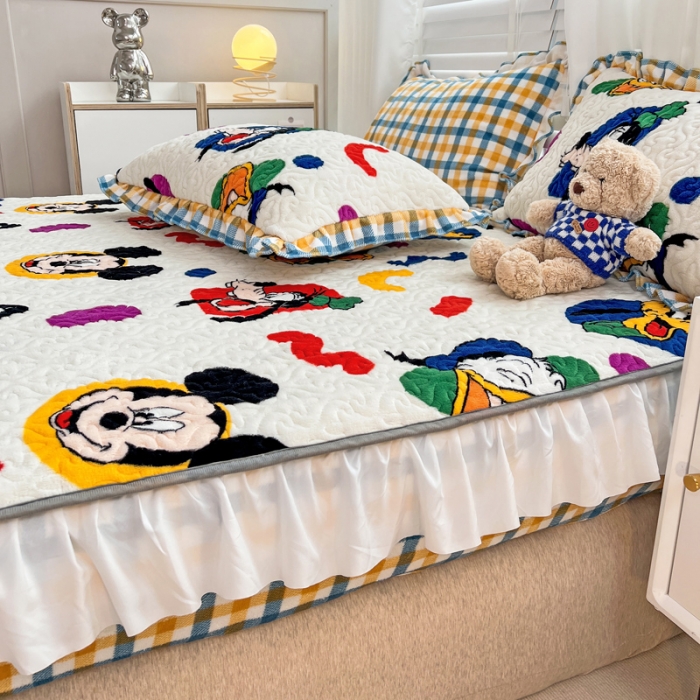 91家纺网 家纺一手货源 找家纺 金丝鸟 2022新款迪士尼系列夹棉绗缝牛奶绒花边床笠 米奇唐老鸭