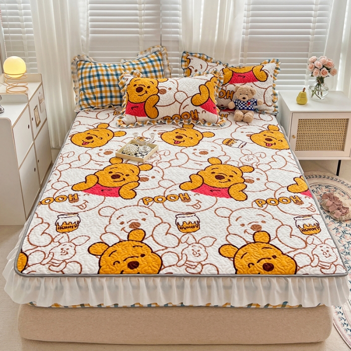 91家纺网 家纺一手货源 找家纺 金丝鸟 2022新款迪士尼系列夹棉绗缝牛奶绒花边床笠 蜜糖维尼