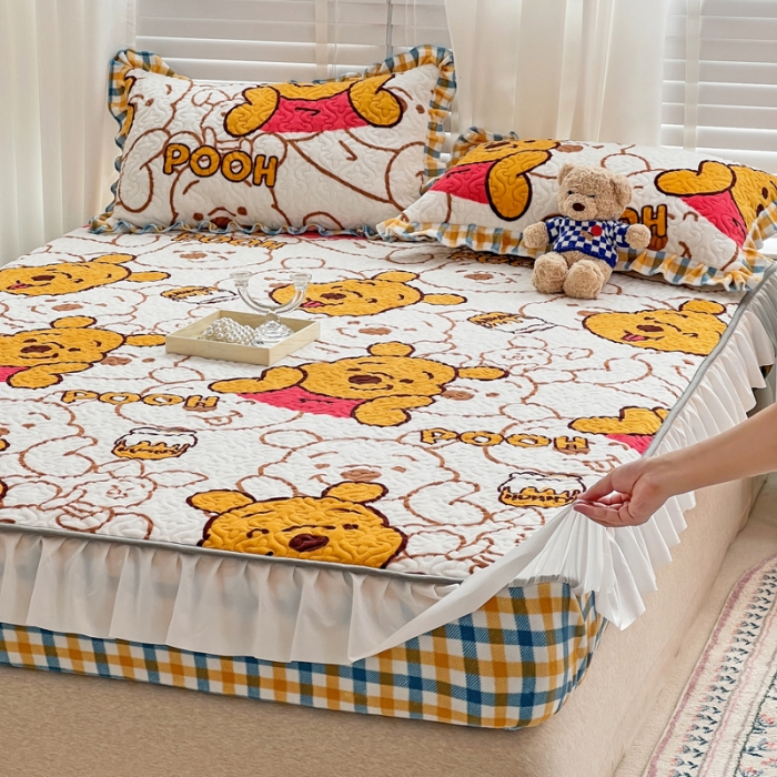 91家纺网 家纺一手货源 找家纺 金丝鸟 2022新款迪士尼系列夹棉绗缝牛奶绒花边床笠 蜜糖维尼