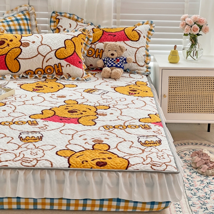 91家纺网 家纺一手货源 找家纺 金丝鸟 2022新款迪士尼系列夹棉绗缝牛奶绒花边床笠 蜜糖维尼