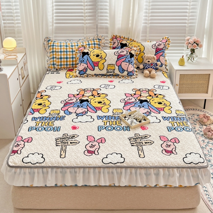 91家纺网 家纺一手货源 找家纺 金丝鸟 2022新款迪士尼系列夹棉绗缝牛奶绒花边床笠 甜蜜动物园