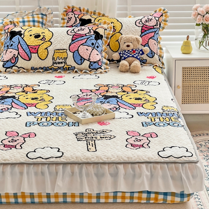 91家纺网 家纺一手货源 找家纺 金丝鸟 2022新款迪士尼系列夹棉绗缝牛奶绒花边床笠 甜蜜动物园