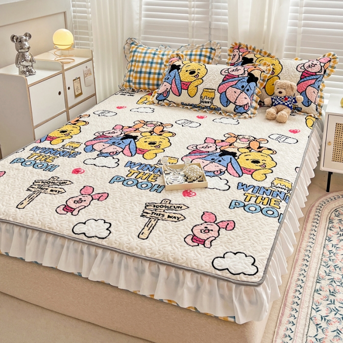 91家纺网 家纺一手货源 找家纺 金丝鸟 2022新款迪士尼系列夹棉绗缝牛奶绒花边床笠 甜蜜动物园