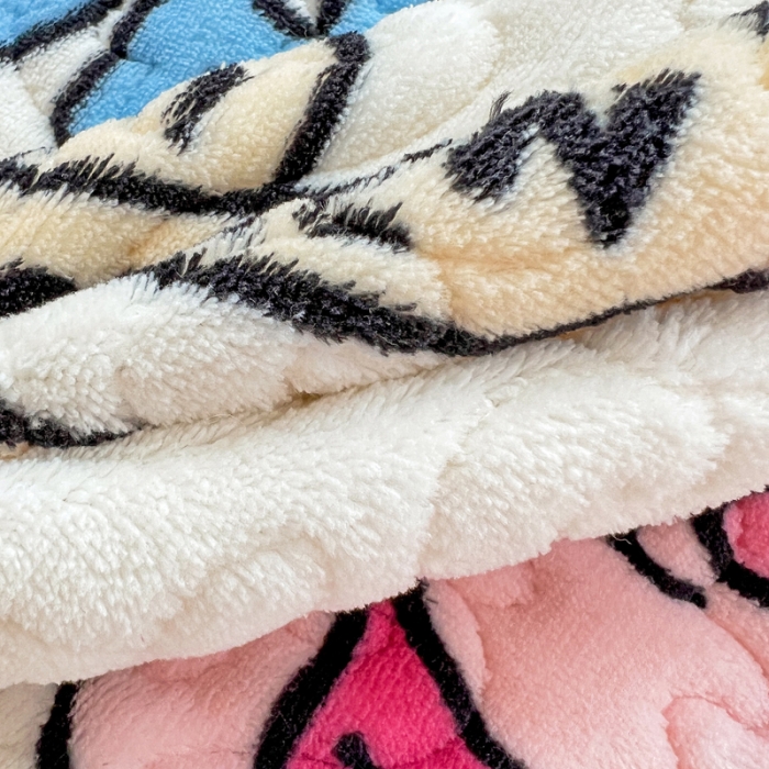 91家纺网 家纺一手货源 找家纺 金丝鸟 2022新款迪士尼系列夹棉绗缝牛奶绒花边床笠 甜蜜动物园