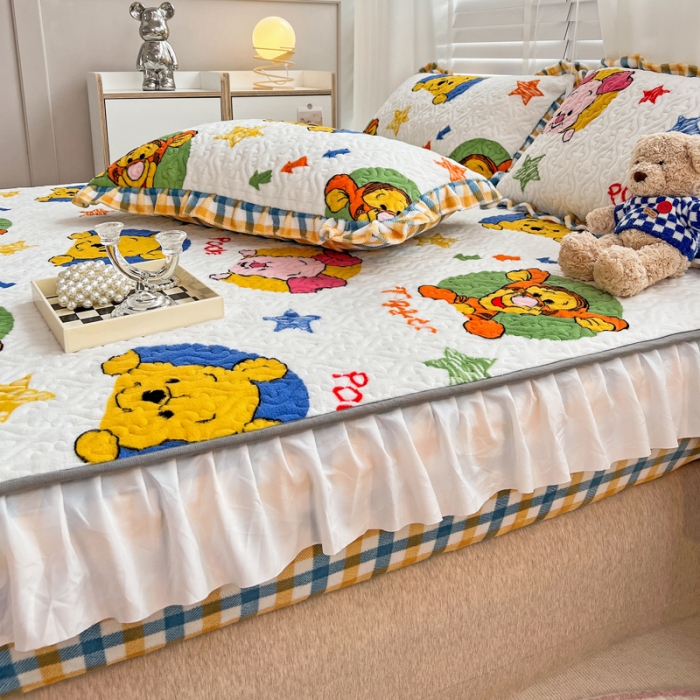 91家纺网 家纺一手货源 找家纺 金丝鸟 2022新款迪士尼系列夹棉绗缝牛奶绒花边床笠 跳跳虎