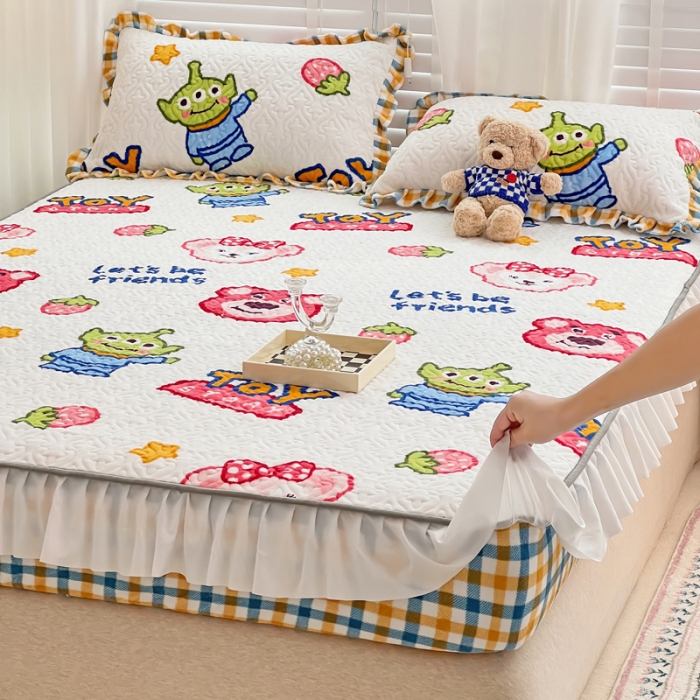 91家纺网 家纺一手货源 找家纺 金丝鸟 2022新款迪士尼系列夹棉绗缝牛奶绒花边床笠 外星人