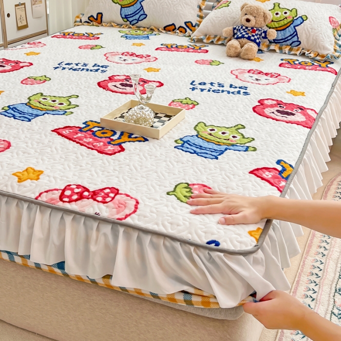 91家纺网 家纺一手货源 找家纺 金丝鸟 2022新款迪士尼系列夹棉绗缝牛奶绒花边床笠 外星人