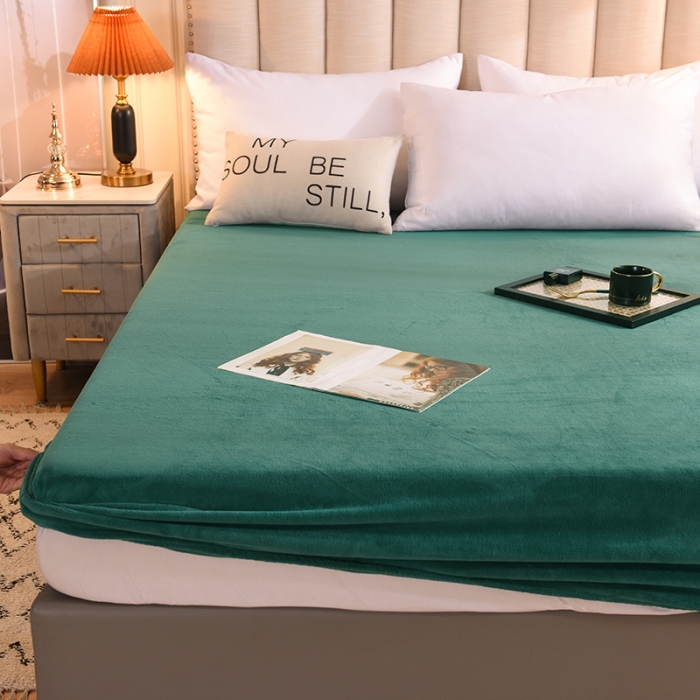 91家纺网 家纺一手货源 找家纺 甜之梦 2025新款毛巾绣牛奶绒床笠 满天星墨绿