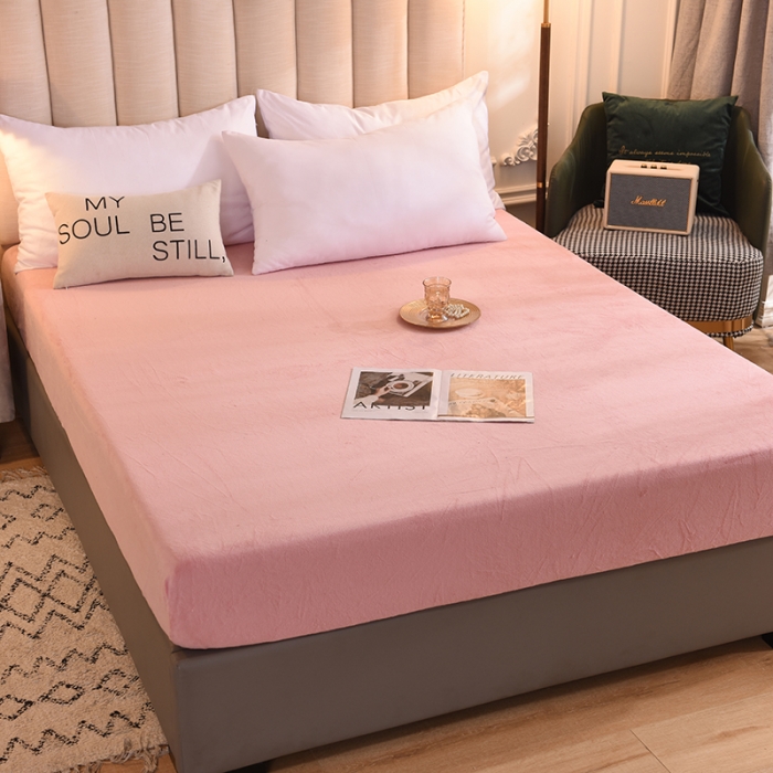 91家纺网 家纺一手货源 找家纺 甜之梦 2025新款毛巾绣牛奶绒床笠 小熊宝可梦淡粉