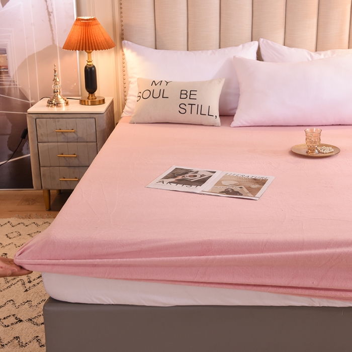 91家纺网 家纺一手货源 找家纺 甜之梦 2025新款毛巾绣牛奶绒床笠 小熊宝可梦淡粉