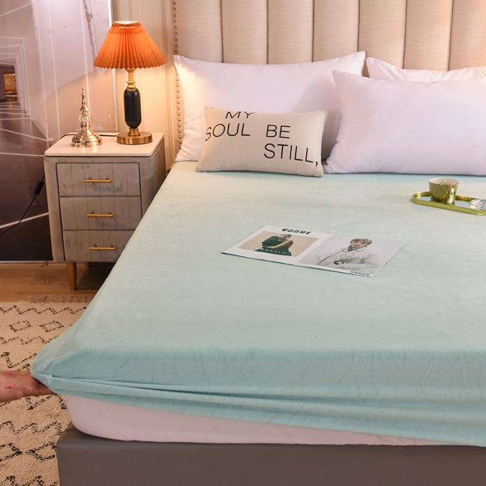 91家纺网 家纺一手货源 找家纺 甜之梦 2025新款毛巾绣牛奶绒床笠 小熊宝可梦嫩绿