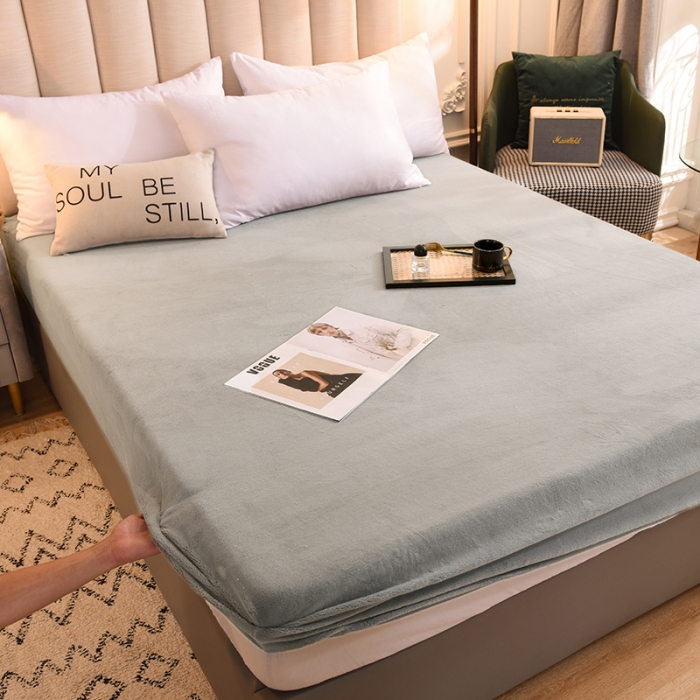 91家纺网 家纺一手货源 找家纺 甜之梦 2025新款毛巾绣牛奶绒床笠 小熊宝可梦浅灰