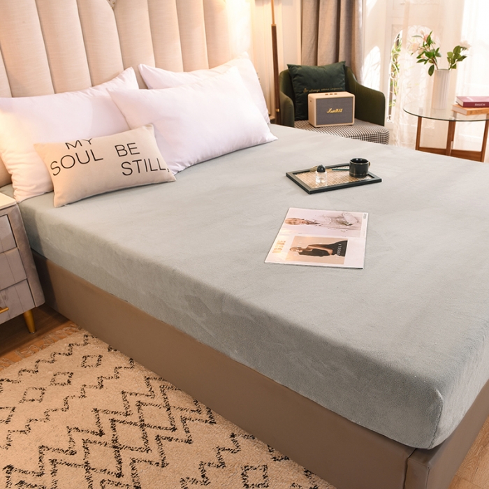 91家纺网 家纺一手货源 找家纺 甜之梦 2025新款毛巾绣牛奶绒床笠 小熊宝可梦浅灰