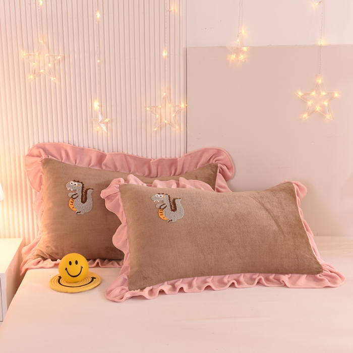 91家纺网 家纺一手货源 找家纺 甜之梦 2025新款毛巾绣牛奶绒枕套 48*74/对 乖乖龙奶茶咖