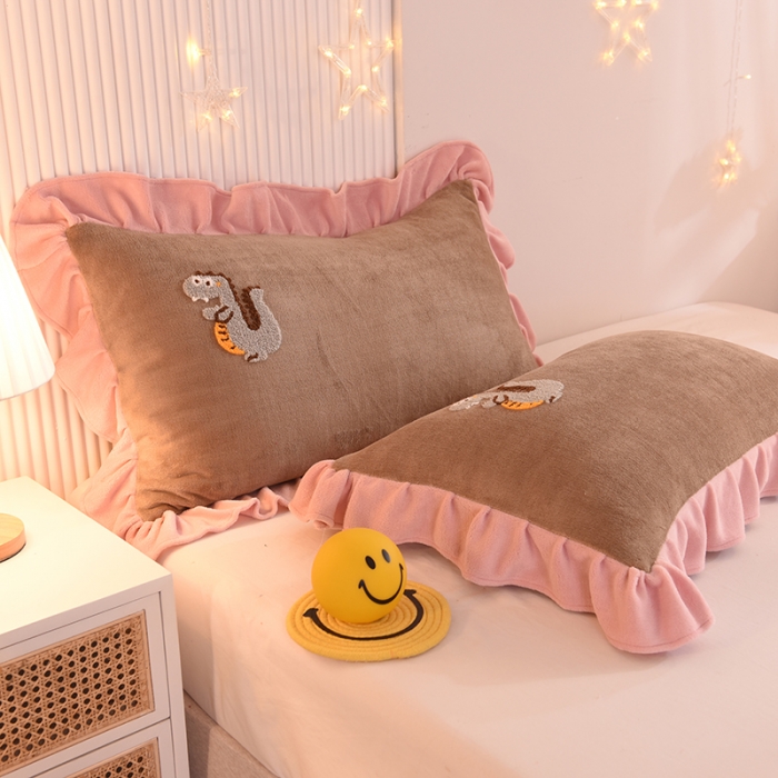 91家纺网 家纺一手货源 找家纺 甜之梦 2025新款毛巾绣牛奶绒枕套 48*74/对 乖乖龙奶茶咖