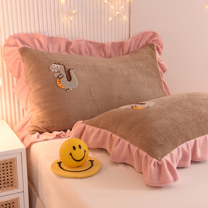 91家纺网 家纺一手货源 找家纺 甜之梦 2025新款毛巾绣牛奶绒枕套 48*74/对 乖乖龙奶茶咖