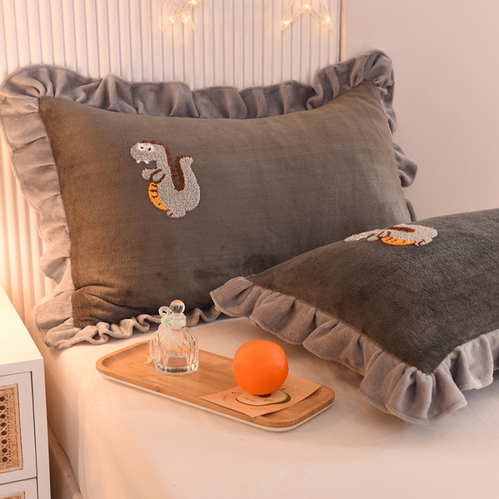 91家纺网 家纺一手货源 找家纺 甜之梦 2025新款毛巾绣牛奶绒枕套 48*74/对 乖乖龙深灰