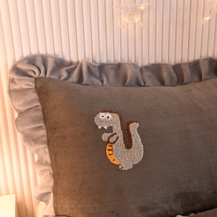 91家纺网 家纺一手货源 找家纺 甜之梦 2025新款毛巾绣牛奶绒枕套 48*74/对 乖乖龙深灰