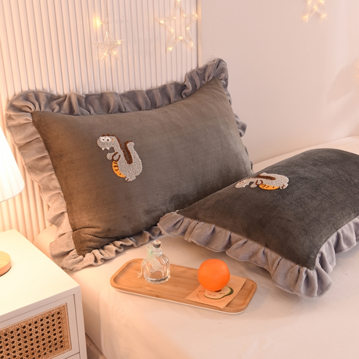 91家纺网 家纺一手货源 找家纺 甜之梦 2025新款毛巾绣牛奶绒枕套 48*74/对 乖乖龙深灰